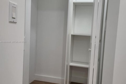 Apartment in Sweetwater, Florida 1 bedroom № 1987845 - photo 12