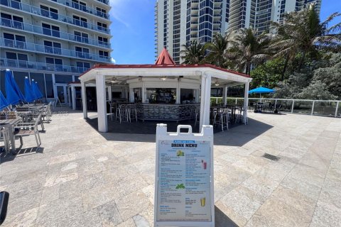 Condo in Sunny Isles Beach, Florida  № 1781653 - photo 14