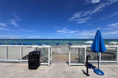 Condo in Sunny Isles Beach, Florida  № 1781653 - photo 15