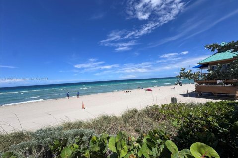 Condo in Sunny Isles Beach, Florida  № 1781653 - photo 19