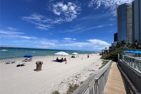 Condo in Sunny Isles Beach, Florida  № 1781653 - photo 16