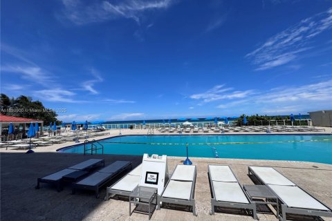 Condo in Sunny Isles Beach, Florida  № 1781653 - photo 12