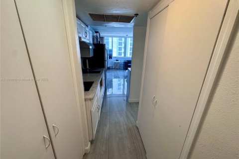 Condo in Sunny Isles Beach, Florida  № 1781653 - photo 30