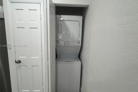 Villa ou maison à louer à Miami, Floride: 2 chambres, 97.55 m2 № 1952203 - photo 12