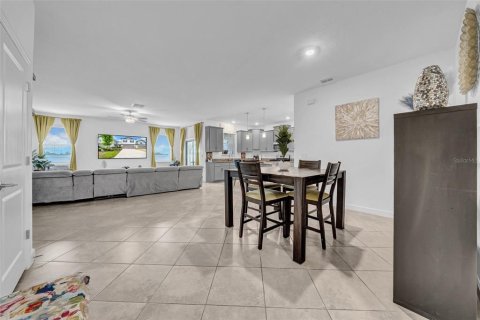 Adosado en venta en New Port Richey, Florida, 4 dormitorios, 229.1 m2 № 1769291 - foto 12