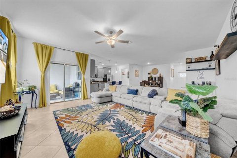 Adosado en venta en New Port Richey, Florida, 4 dormitorios, 229.1 m2 № 1769291 - foto 13