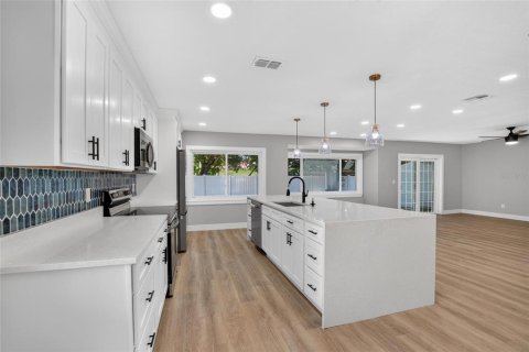 House in Brandon, Florida 4 bedrooms, 193.24 sq.m. № 2419343 - photo 14
