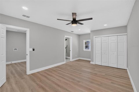 House in Brandon, Florida 4 bedrooms, 193.24 sq.m. № 2419343 - photo 24