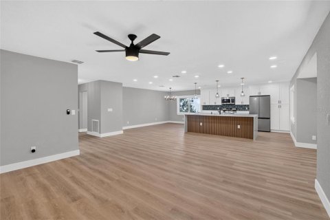 House in Brandon, Florida 4 bedrooms, 193.24 sq.m. № 2419343 - photo 10