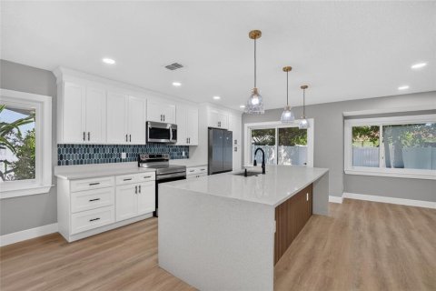 House in Brandon, Florida 4 bedrooms, 193.24 sq.m. № 2419343 - photo 15