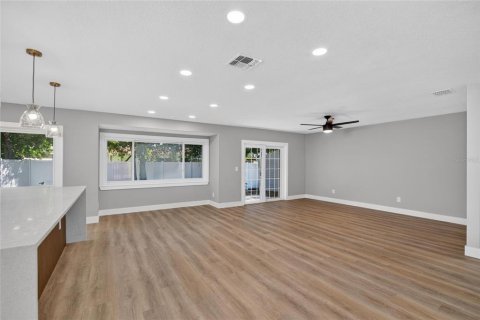 House in Brandon, Florida 4 bedrooms, 193.24 sq.m. № 2419343 - photo 18