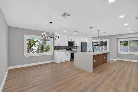 House in Brandon, Florida 4 bedrooms, 193.24 sq.m. № 2419343 - photo 16