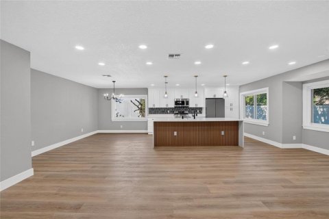 House in Brandon, Florida 4 bedrooms, 193.24 sq.m. № 2419343 - photo 11