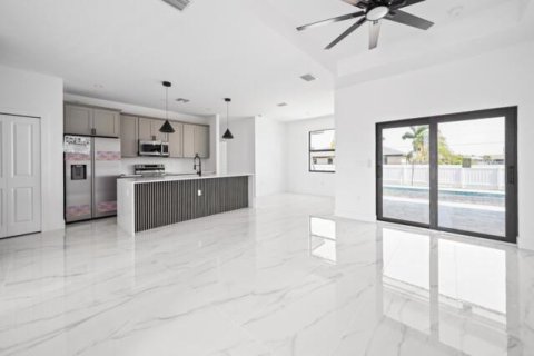 House in Cape Coral, Florida 3 bedrooms, 149.2 sq.m. № 2275168