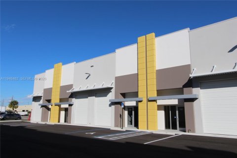 Купить коммерческую недвижимость в Суитуотер, Флорида № 2002778 - фото 1