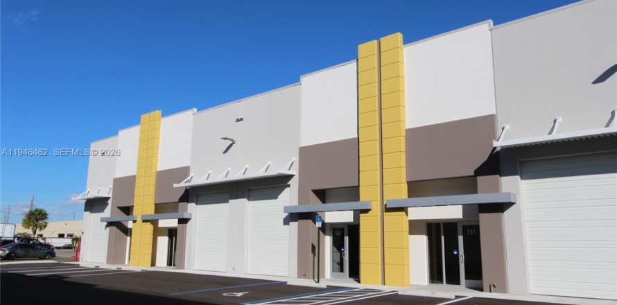 Коммерческая недвижимость в Суитуотер, Флорида № 2002778