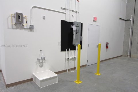 Купить коммерческую недвижимость в Суитуотер, Флорида № 2002778 - фото 9