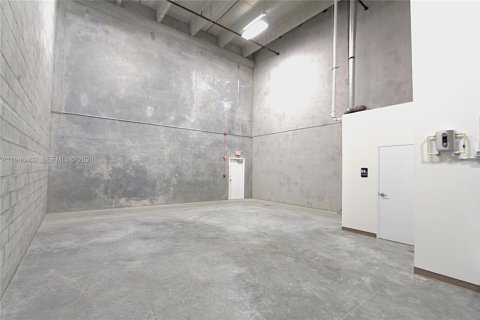 Купить коммерческую недвижимость в Суитуотер, Флорида № 2002778 - фото 11