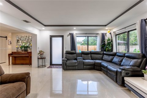 Купить виллу или дом в Майами-Гарденс, Флорида 3 спальни, 133.13м2, № 1953883 - фото 19