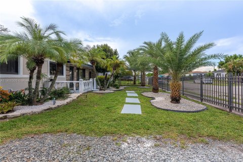 Купить виллу или дом в Майами-Гарденс, Флорида 3 спальни, 133.13м2, № 1953883 - фото 2