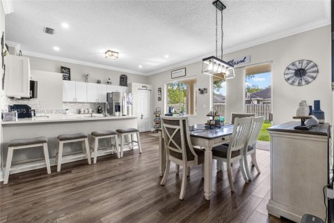 Купить виллу или дом в Хомстед, Флорида 5 спален, 191.38м2, № 2052260 - фото 9