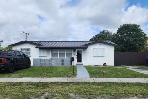 Villa ou maison à vendre à Miami Gardens, Floride: 4 chambres, 100.33 m2 № 2257837 - photo 2