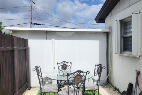 Villa ou maison à vendre à Miami Gardens, Floride: 4 chambres, 100.33 m2 № 2257837 - photo 5