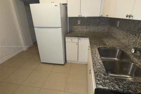 Casa en alquiler en Miami, Florida, 4 dormitorios, 92.9 m2 № 1981056 - foto 4