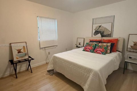 Casa en alquiler en Miami, Florida, 4 dormitorios, 92.9 m2 № 1981056 - foto 1