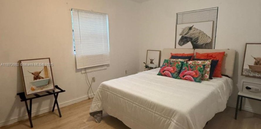 Casa en Miami, Florida 4 dormitorios, 92.9 m2 № 1981056