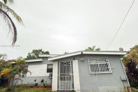 Casa en alquiler en Miami, Florida, 4 dormitorios, 92.9 m2 № 1981056 - foto 2