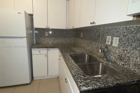 House in Miami, Florida 4 bedrooms, 139.35 sq.m. № 1981056 - photo 10