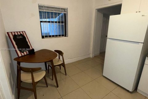 Casa en alquiler en Miami, Florida, 4 dormitorios, 92.9 m2 № 1981056 - foto 3