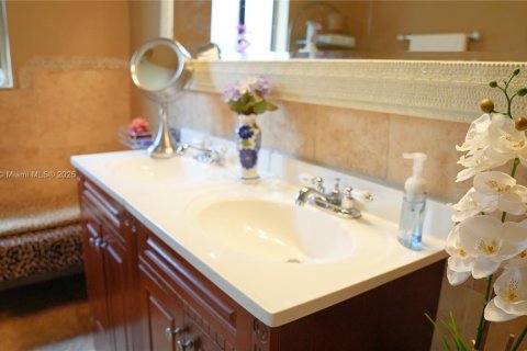 House in Miami, Florida 4 bedrooms, 141.4 sq.m. № 1925404 - photo 11