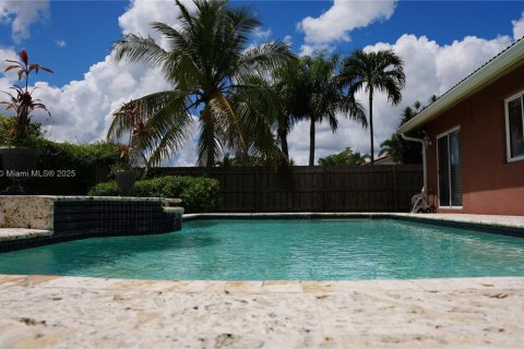 House in Miami, Florida 4 bedrooms, 141.4 sq.m. № 1925404 - photo 26