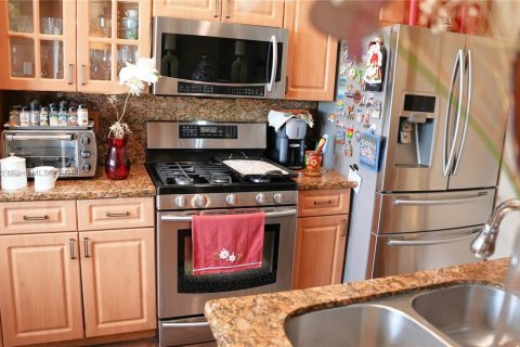 House in Miami, Florida 4 bedrooms, 141.4 sq.m. № 1925404 - photo 15