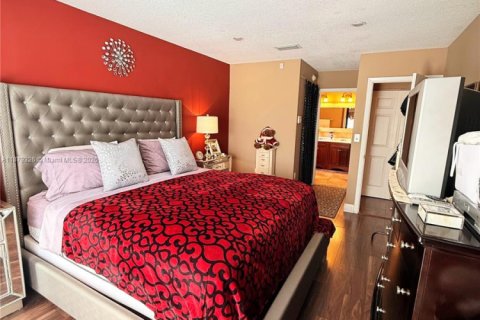 House in Miami, Florida 4 bedrooms, 141.4 sq.m. № 1925404 - photo 7