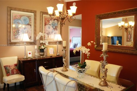 House in Miami, Florida 4 bedrooms, 141.4 sq.m. № 1925404 - photo 5