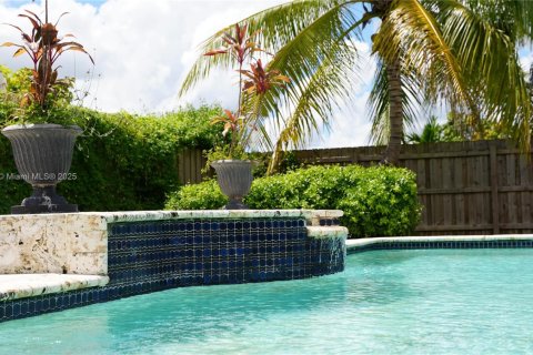 House in Miami, Florida 4 bedrooms, 141.4 sq.m. № 1925404 - photo 27