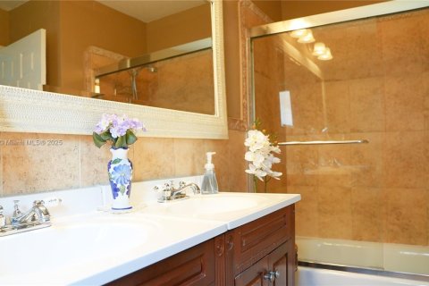 House in Miami, Florida 4 bedrooms, 141.4 sq.m. № 1925404 - photo 10
