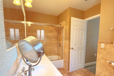 House in Miami, Florida 4 bedrooms, 141.4 sq.m. № 1925404 - photo 13