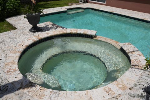 House in Miami, Florida 4 bedrooms, 141.4 sq.m. № 1925404 - photo 29