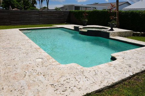 House in Miami, Florida 4 bedrooms, 141.4 sq.m. № 1925404 - photo 30