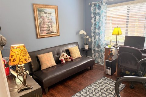 House in Miami, Florida 4 bedrooms, 141.4 sq.m. № 1925404 - photo 23