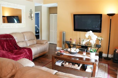 House in Miami, Florida 4 bedrooms, 141.4 sq.m. № 1925404 - photo 19