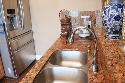 House in Miami, Florida 4 bedrooms, 141.4 sq.m. № 1925404 - photo 14