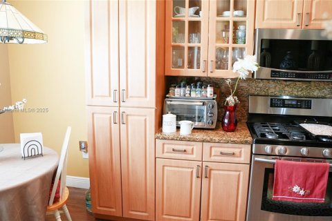 House in Miami, Florida 4 bedrooms, 141.4 sq.m. № 1925404 - photo 16