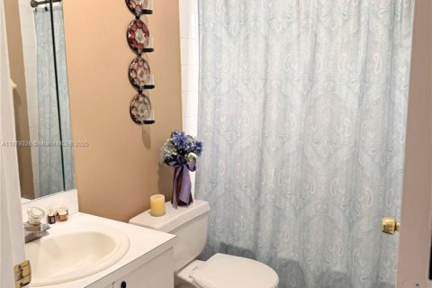 House in Miami, Florida 4 bedrooms, 141.4 sq.m. № 1925404 - photo 24