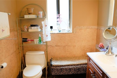 House in Miami, Florida 4 bedrooms, 141.4 sq.m. № 1925404 - photo 12