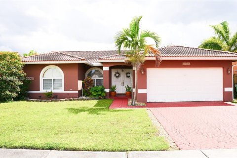 House in Miami, Florida 4 bedrooms, 141.4 sq.m. № 1925404 - photo 1